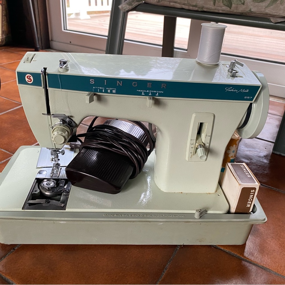 Zig-Zog Sewing Machine/Modet
257